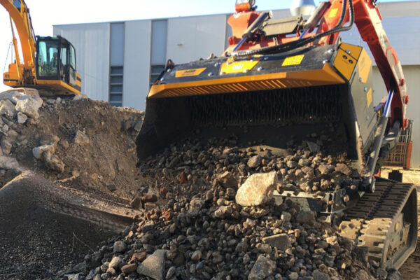 MB shaft screening bucket tipping out stone after screen
