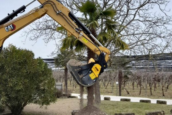 MB HDS 212 on cat digger working in front of palm tree