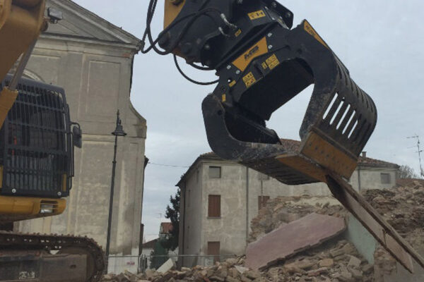 MB Crusher demolition grab G900 picking up demolition material on site